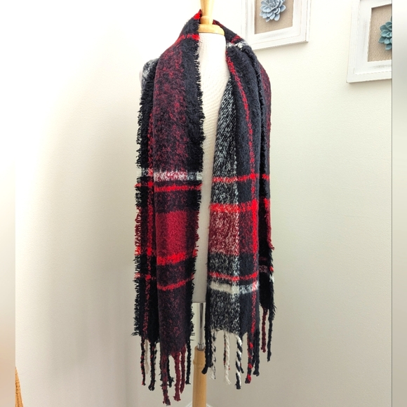 Steve Madden Plaid Fringe Scarf Red Black - Picture 1 of 6